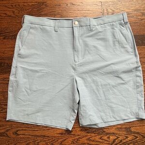 Men’s golf shorts